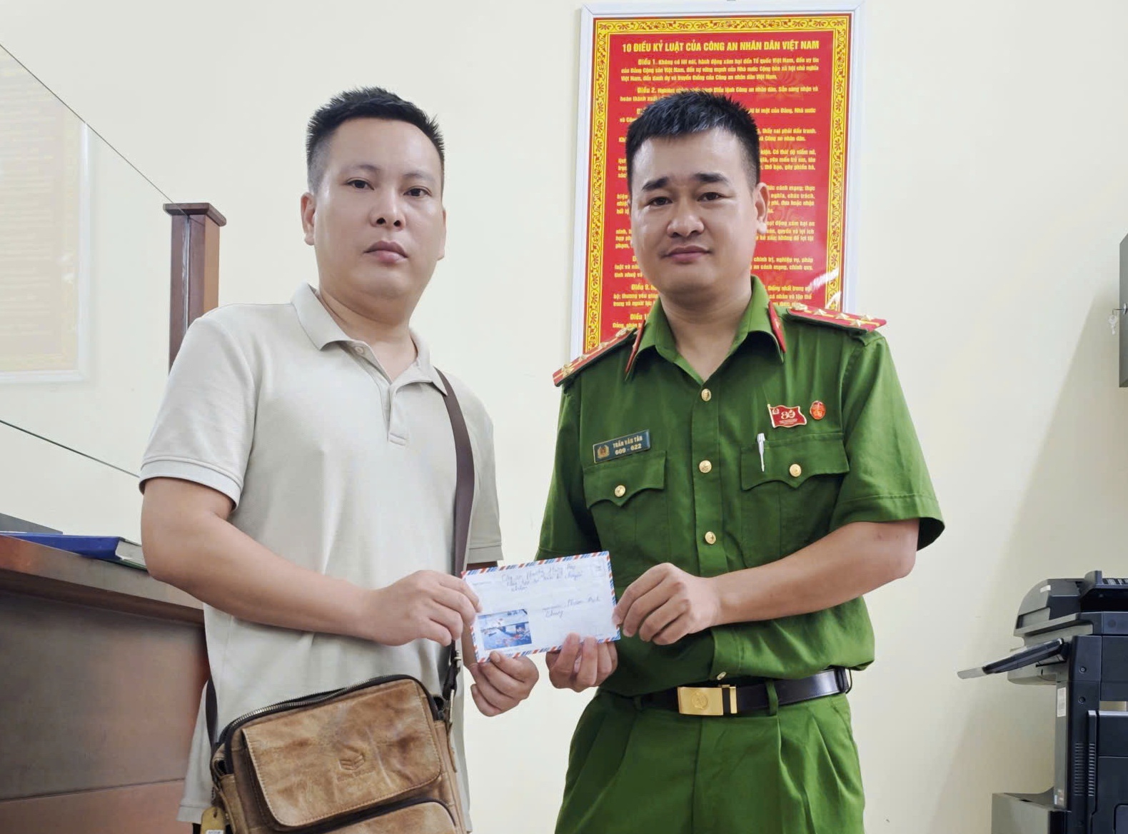 Công an phường Hưng Đạo kịp thời giúp người dân nhận lại tiền chuyển nhầm